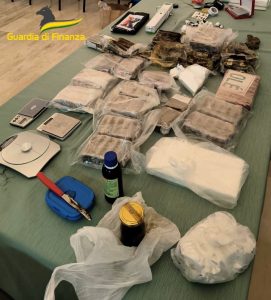 Gestiva una centrale della droga: la guardia di finanza ha sequestrato 15 kg tra cocaina, hashish e marijuana a un 53enne di Policoro.