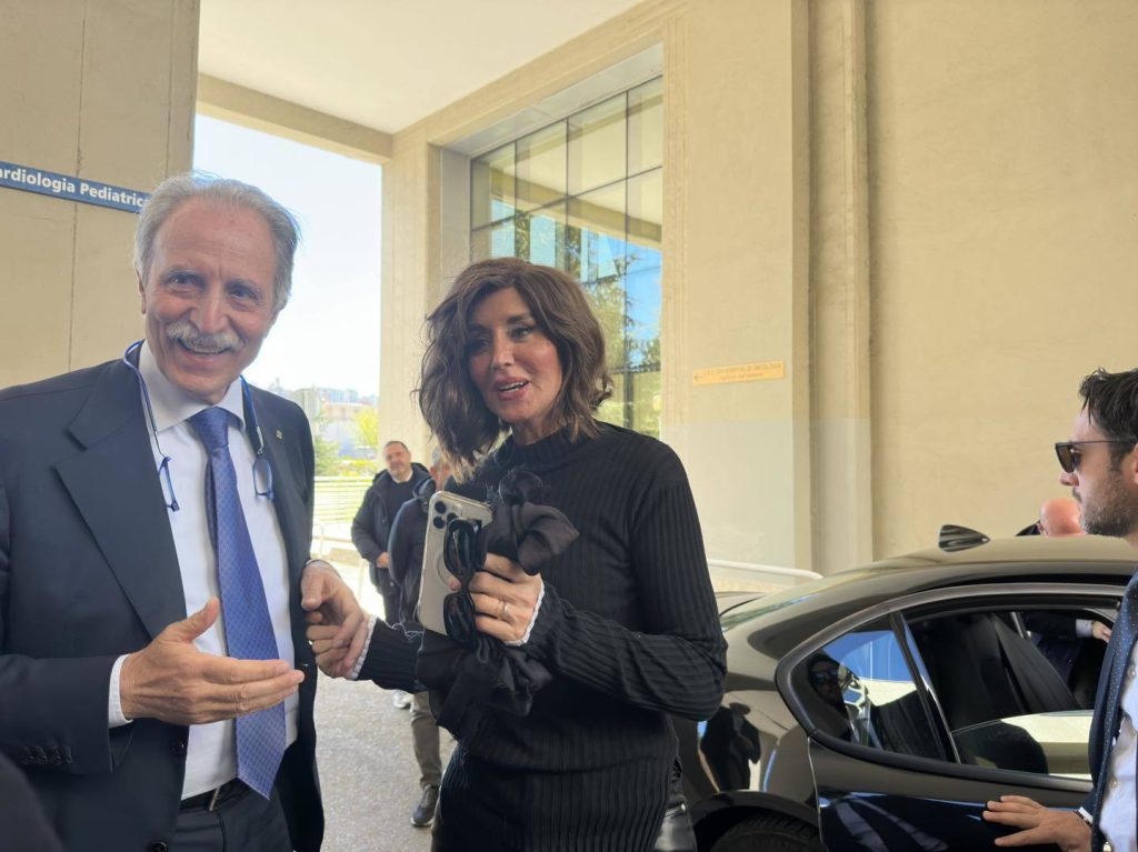 Vito Bardi insieme al ministro dell'Università Anna Maria Bernini: alla vigilia delle passerelle pre-elettorali al San Carlo, il dg Giuseppe Spera ha attribuito decine di incarichi dirigenziali.